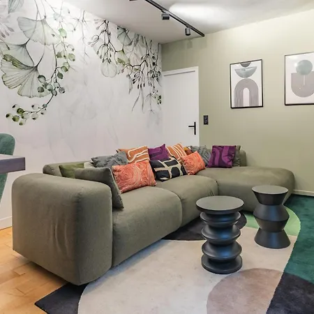 Exceptional Triplex With 6 Bedrooms & Air Conditioning Parigi