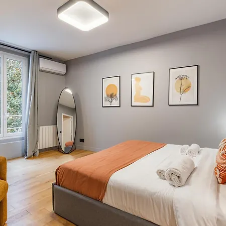 Exceptional Triplex With 6 Bedrooms & Air Conditioning Appartamento Parigi