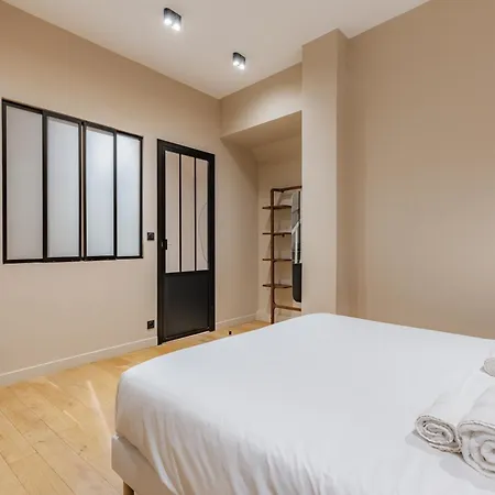 Exceptional Triplex With 6 Bedrooms & Air Conditioning Appartamento Parigi