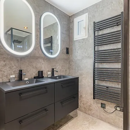Exceptional Triplex With 6 Bedrooms & Air Conditioning Appartamento
