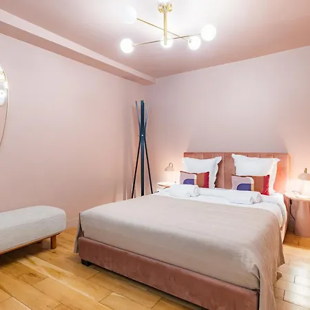Exceptional Triplex With 6 Bedrooms & Air Conditioning * Parigi