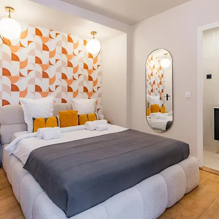 Exceptional Triplex With 6 Bedrooms & Air Conditioning Appartamento
