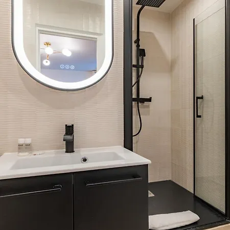 Appartamento Exceptional Triplex With 6 Bedrooms & Air Conditioning Parigi