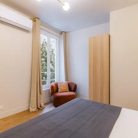 Exceptional Triplex With 6 Bedrooms & Air Conditioning Apartment
