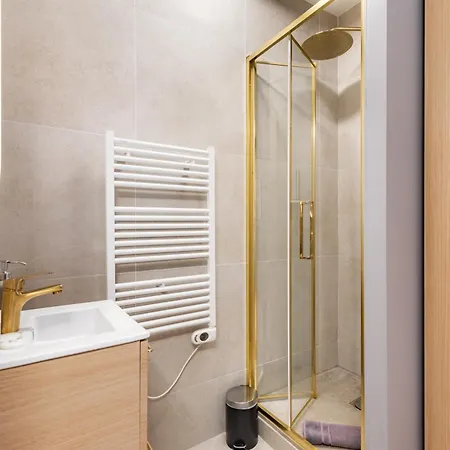 Exceptional Triplex With 6 Bedrooms & Air Conditioning Parigi