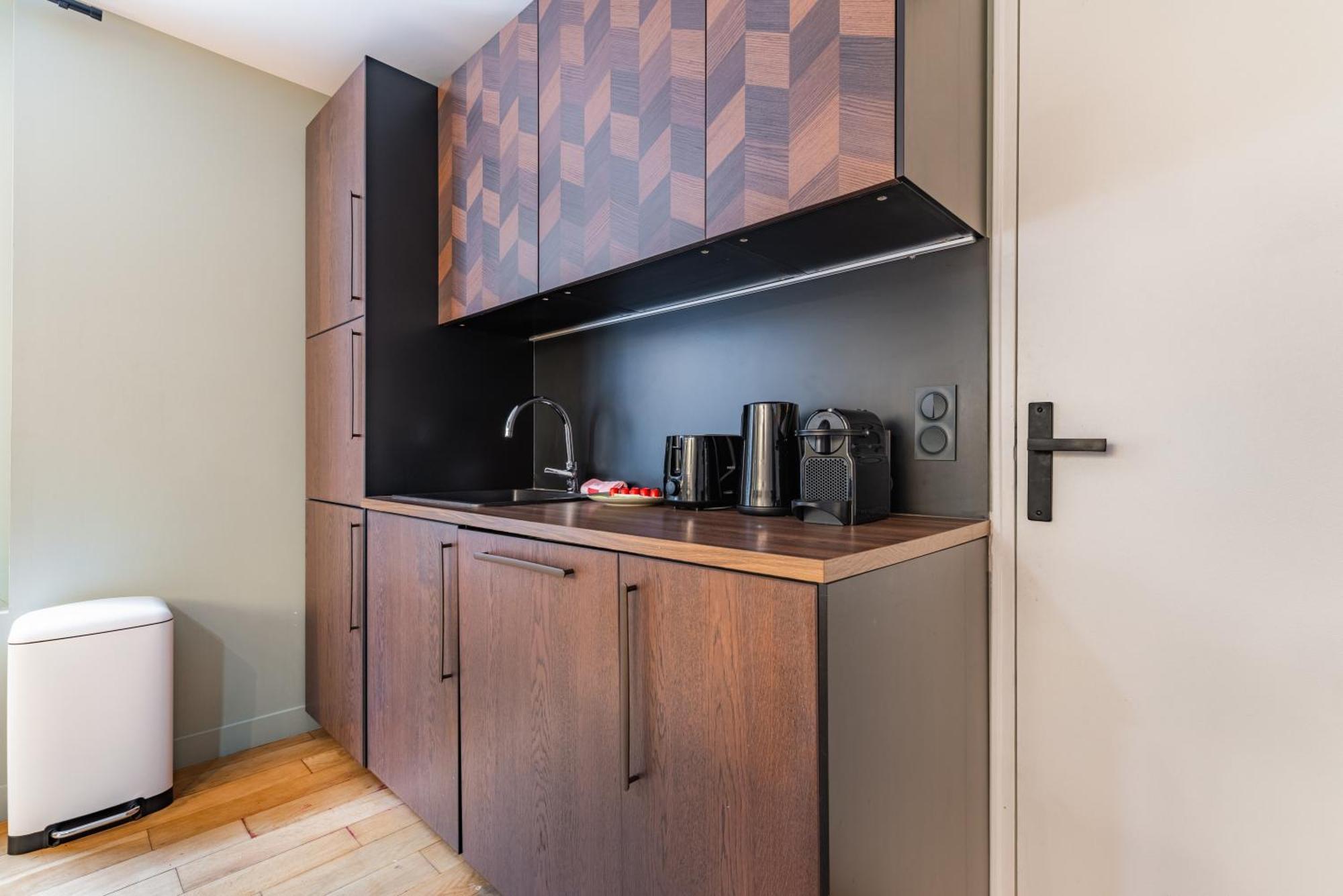 Exceptional Triplex With 6 Bedrooms & Air Conditioning *