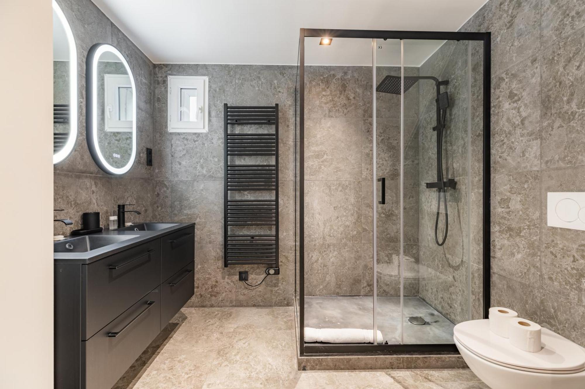 Exceptional Triplex With 6 Bedrooms & Air Conditioning *